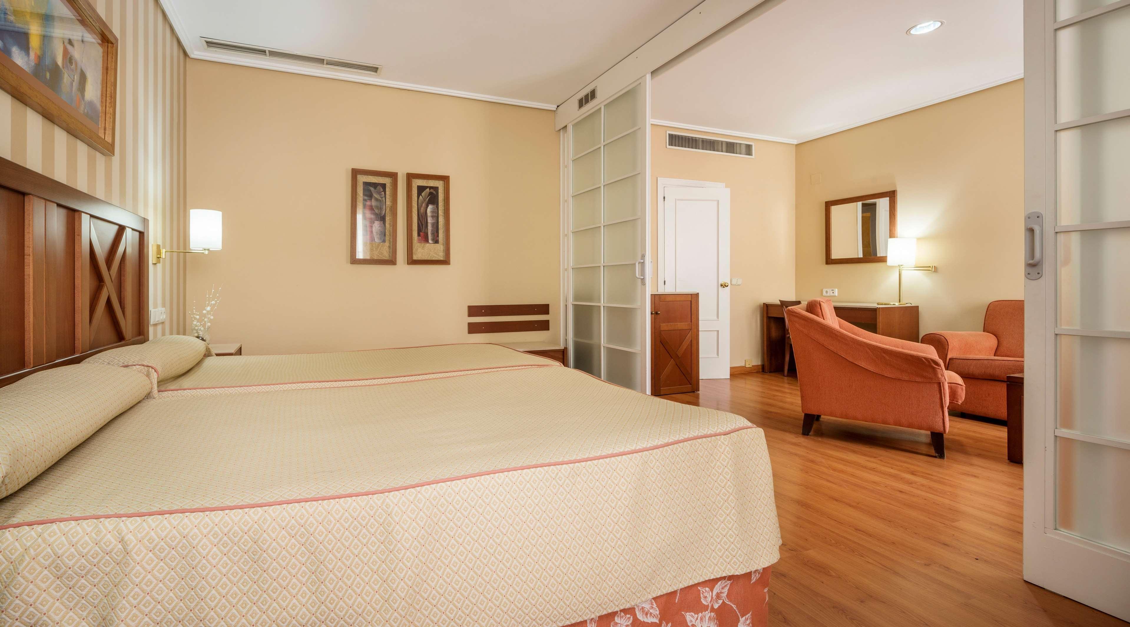 Ilunion Alcora Sevilla Сан-Хуан-де-Аснальфараче Екстер'єр фото Room at the hotel