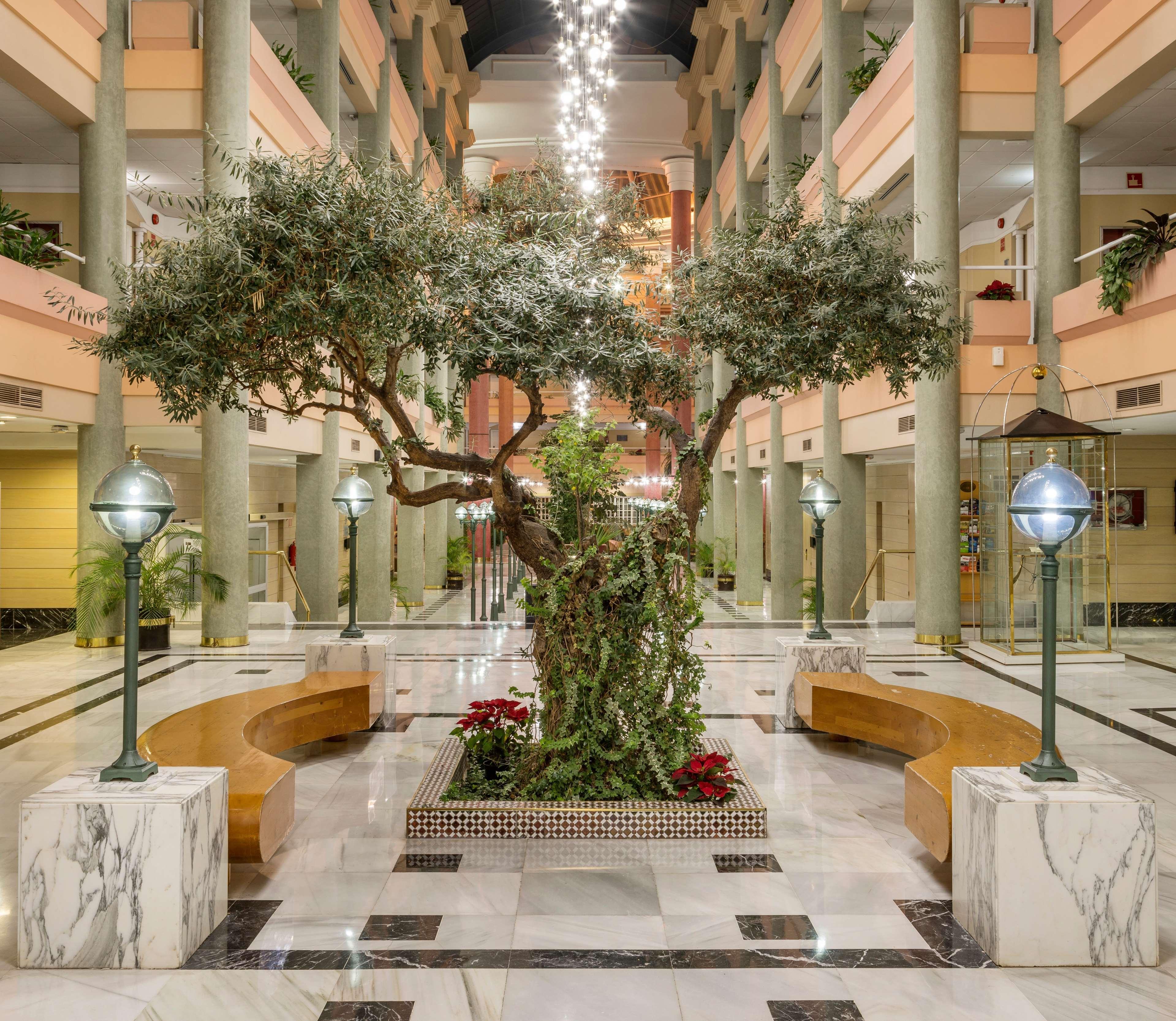 Ilunion Alcora Sevilla Сан-Хуан-де-Аснальфараче Екстер'єр фото Interior of the hotel